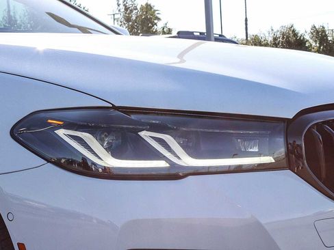 Used 2022 BMW M550i xDrive w/ Premium Package image 10