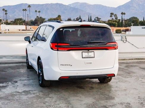 New 2026 Chrysler Pacifica Select w/ S Appearance Package image 7