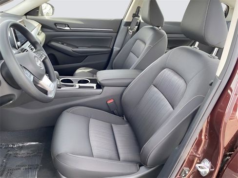 Used 2024 Nissan Altima 2.5 SV FWD image 14
