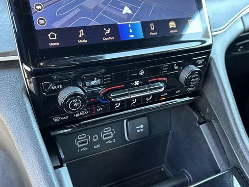 Used 2024 Jeep Grand Cherokee Limited RWD image 27