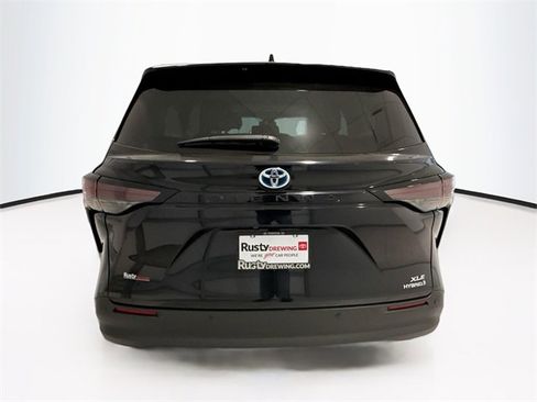 Certified 2024 Toyota Sienna XLE image 5