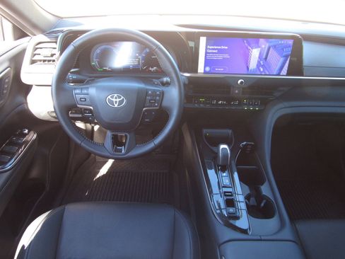 Used 2025 Toyota Crown Signia image 17