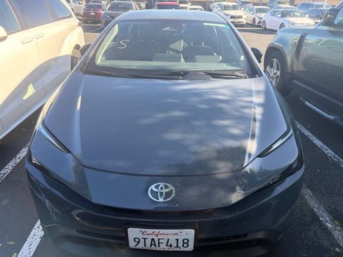 Used 2025 Toyota Prius LE FWD image 3