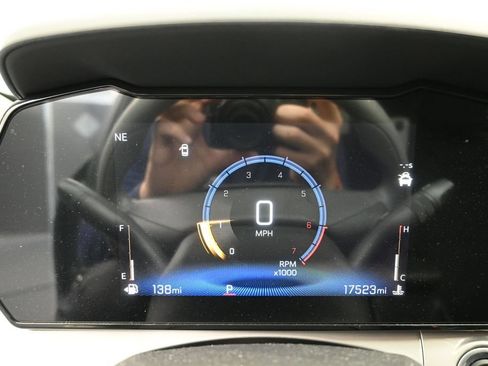Used 2025 Chevrolet Trax LT FWD image 13