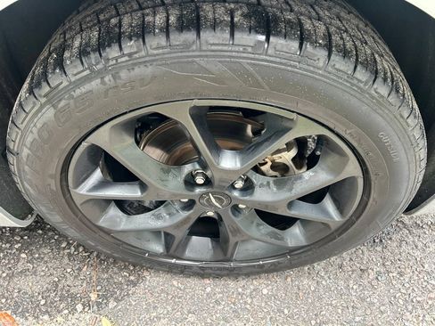Used 2023 Chrysler Pacifica Touring-L w/ Uconnect Theater Family Group FWD image 8