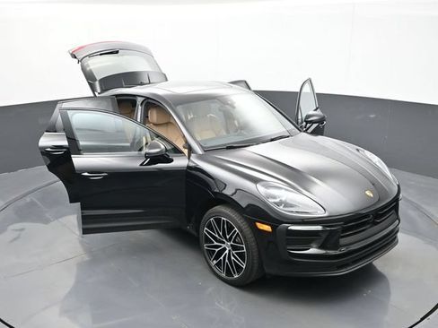 Certified 2025 Porsche Macan AWD/4WD image 31