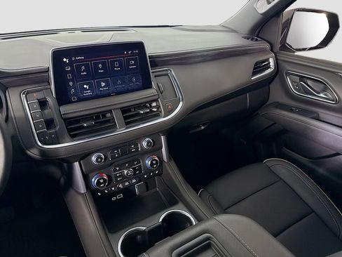 Used 2024 GMC Yukon SLT w/ SLT Luxury Package image 22