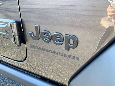 Certified 2025 Jeep Wrangler Willys image 28