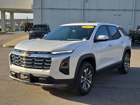 Used 2025 Chevrolet Equinox LT image 4