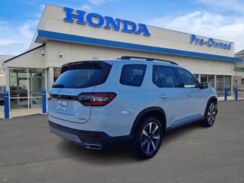 Used 2025 Honda Pilot Touring image 4