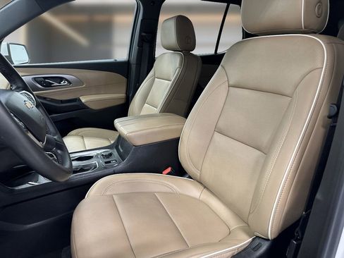 Used 2023 Chevrolet Traverse Premier FWD image 13