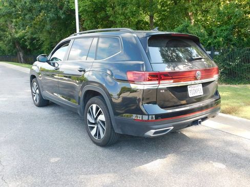 Used 2025 Volkswagen Atlas SE AWD/4WD image 3
