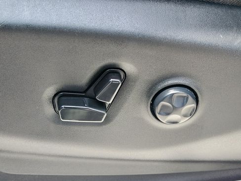 Used 2023 Chrysler Pacifica Touring-L FWD image 23