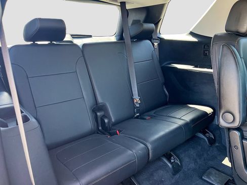 Used 2021 Chevrolet Traverse Premier FWD image 28