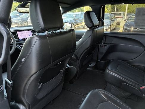 Used 2025 Chrysler Pacifica Select FWD image 17