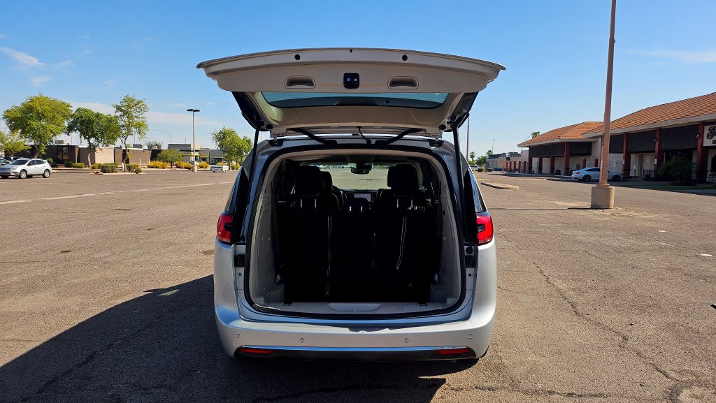 Used 2023 Chrysler Pacifica Touring-L FWD image 13