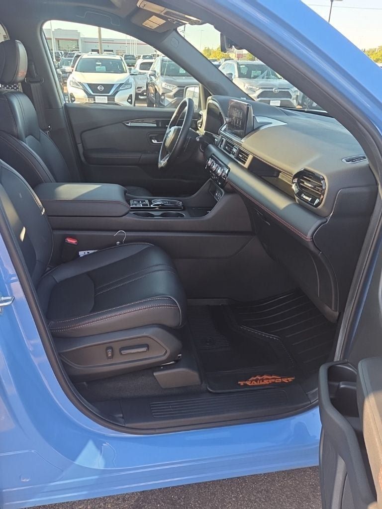 Used 2025 Honda Pilot TrailSport image 31