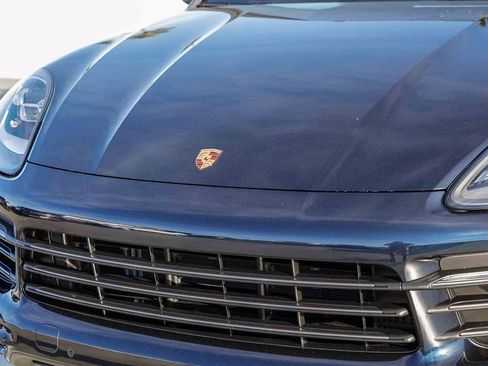 Used 2023 Porsche Cayenne Platinum Edition image 6