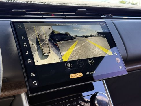 Used 2023 Land Rover Range Rover Long Wheelbase SE image 25