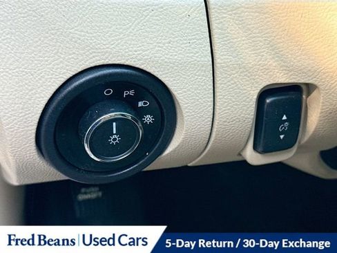Used 2018 Ford Taurus SE FWD image 9
