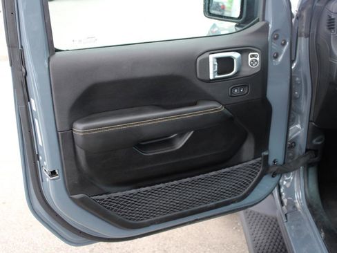Used 2025 Jeep Wrangler Sahara image 11