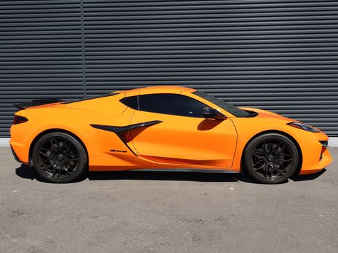 Used 2024 Chevrolet Corvette Z06 RWD image 11