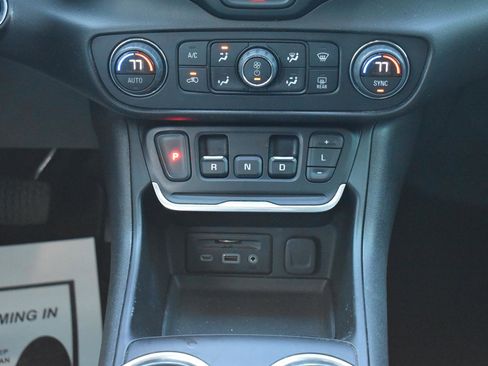 Used 2020 GMC Terrain SLT image 25