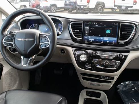 Used 2023 Chrysler Pacifica Touring-L image 27