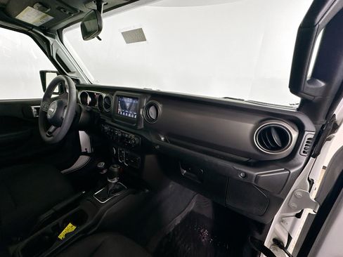 Used 2023 Jeep Gladiator Sport AWD/4WD image 33