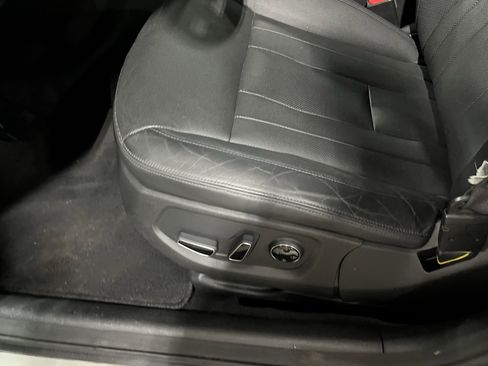 Used 2016 Hyundai Genesis 3.8 RWD image 17