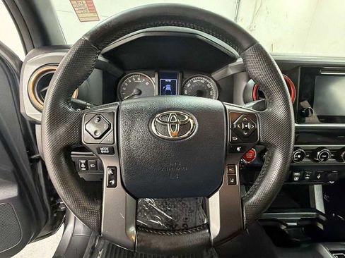 Certified 2018 Toyota Tacoma TRD Off-Road AWD/4WD image 16