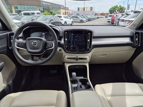 Used 2022 Volvo XC40 T5 Momentum AWD/4WD image 28