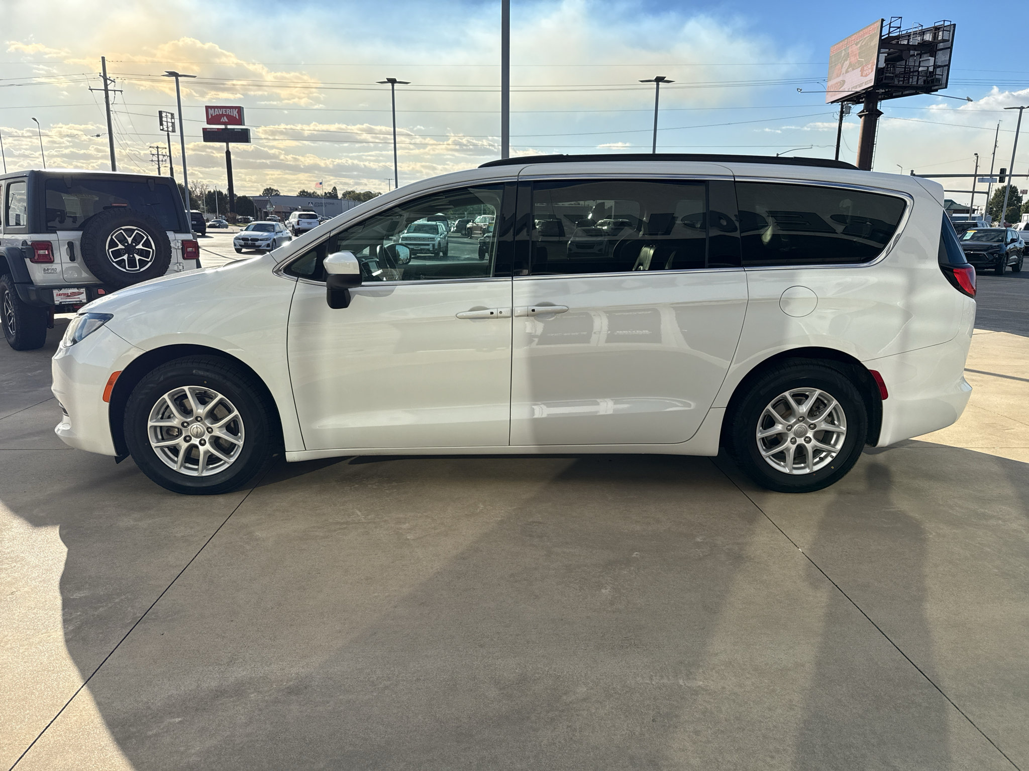 Used 2020 Chrysler Voyager Lxi FWD image 4