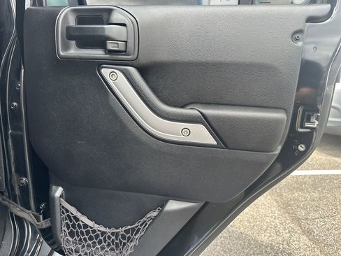 Used 2015 Jeep Wrangler Unlimited Sahara w/ Connectivity Group image 27