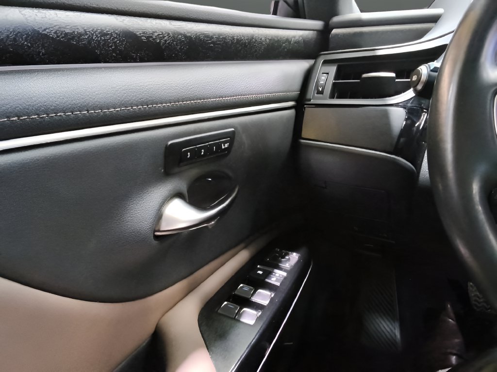 Used 2023 Lexus ES 350 w/ Premium Package FWD image 19
