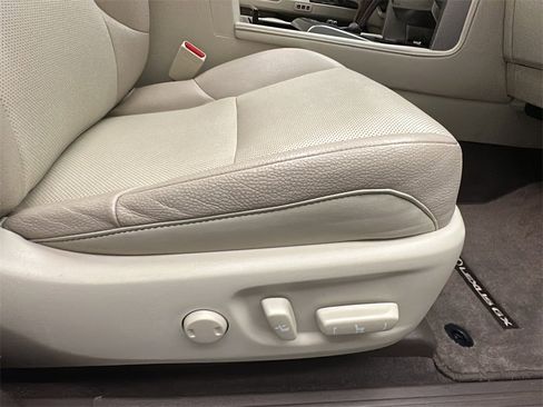 Used 2018 Lexus GX 460 Premium w/ Premium Package image 19