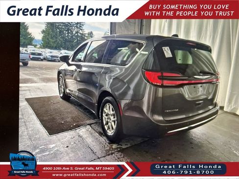 Used 2023 Chrysler Pacifica Touring-L FWD image 4