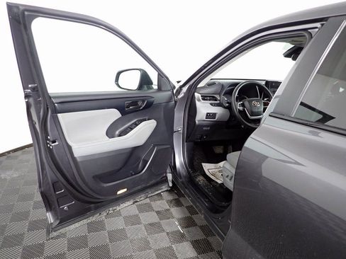 Used 2023 Toyota Highlander L FWD image 18