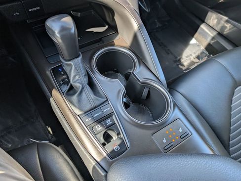 Used 2022 Toyota Camry SE w/ Cold Weather Package FWD image 18
