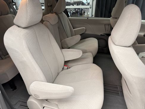 Used 2011 Toyota Sienna LE FWD image 24