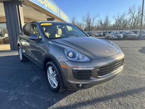 Used 2016 Porsche Cayenne Base image 3