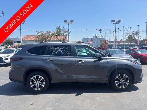 Used 2024 Toyota Highlander XLE FWD image 5