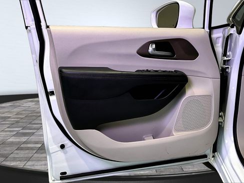 Used 2019 Chrysler Pacifica Touring-L Plus w/ Advanced Safetytec Group FWD image 20