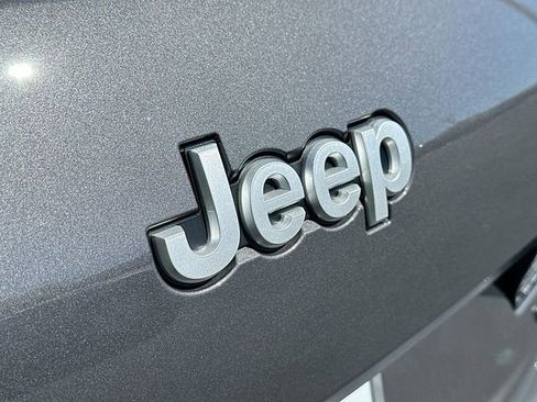 New 2025 Jeep Grand Cherokee L Laredo image 18