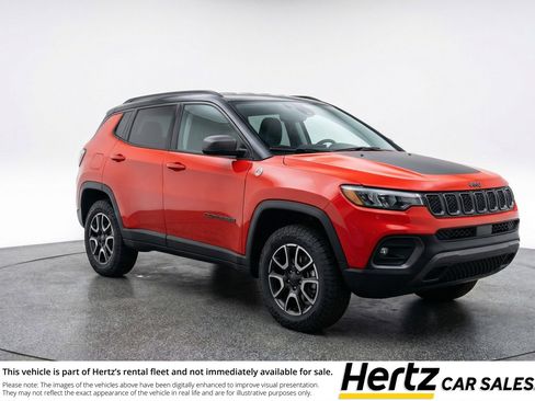 Used 2025 Jeep Compass Trailhawk AWD/4WD image 1