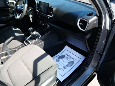 Used 2020 Hyundai Venue SE FWD image 16