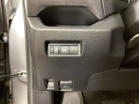 Used 2021 Toyota RAV4 LE AWD/4WD image 14
