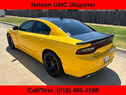 Used 2017 Dodge Charger R/T w/ Plus Group RWD image 4