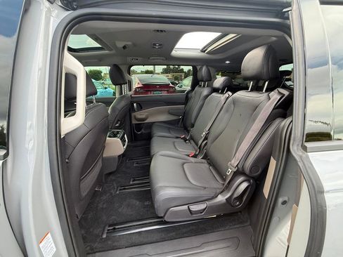 Used 2025 Kia Carnival SX FWD image 23