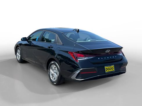 Certified 2026 Hyundai Elantra SE FWD image 3